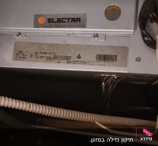 יחידת מיזוג אוויר עם חוטים וחיבורים